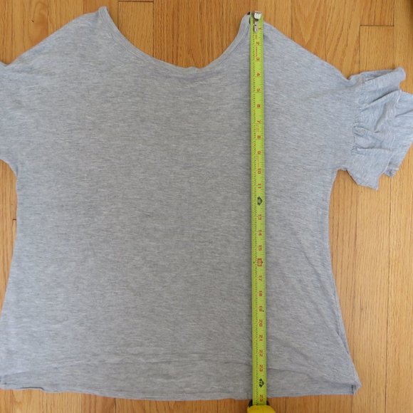 Chelsea 28 (Nordstrom) Gray Ruffle sleeve v back tee size M - Picture 8 of 8